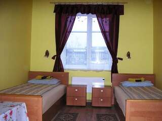 Хостелы Kagu Hostel Выру Кровать в общем номере с 3 кроватями.-1